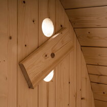 Větrací otvory na stěně sauny.