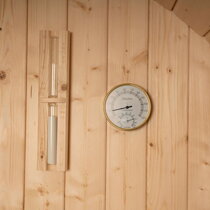 Teploměr a hodiny na stěně sauny.
