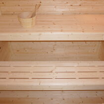 Saunová lavice vyrobená z kvalitního smrkového dřeva.